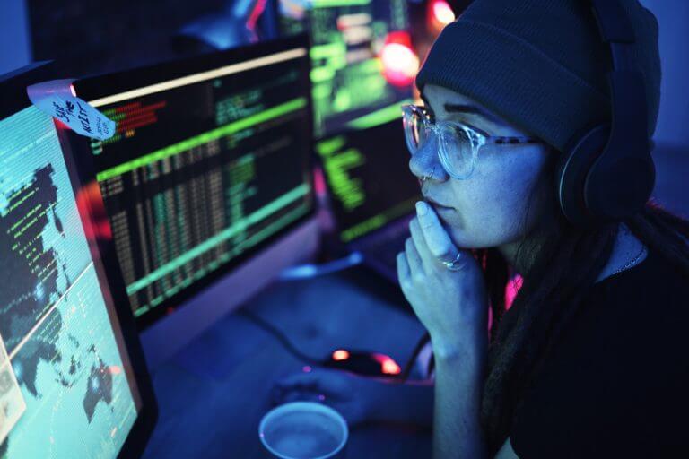 Mujer hacker trabajando para mejorar la seguridad de una asociación
